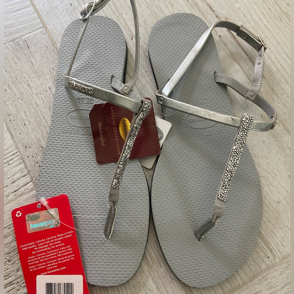 NWT HAVAIANAS WITH SWAROVSKI CRYSTAL SANDALS- SIZE 9/10